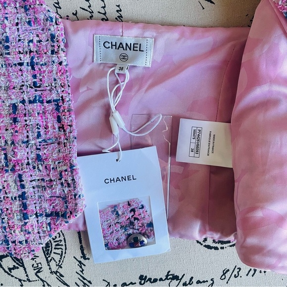 Chanel Pink Tweed Halter Vest Crop Top with Silk Lining & Deco Buttons / FR 38 - Picture 13 of 16